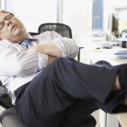 Siesta im Büro