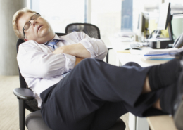 Siesta im Büro
