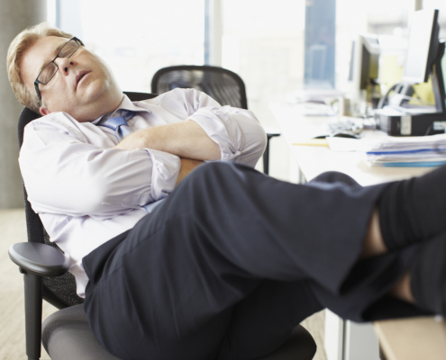 Siesta im Büro