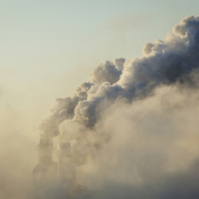 Schornsteinqualm und giftige Emissionen ud. Abgase