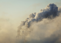 Schornsteinqualm und giftige Emissionen ud. Abgase