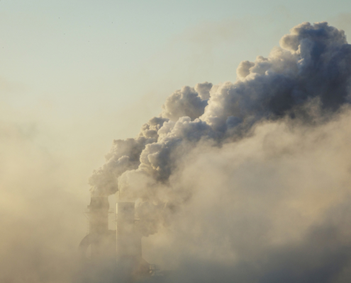 Schornsteinqualm und giftige Emissionen ud. Abgase