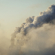 Schornsteinqualm und giftige Emissionen ud. Abgase
